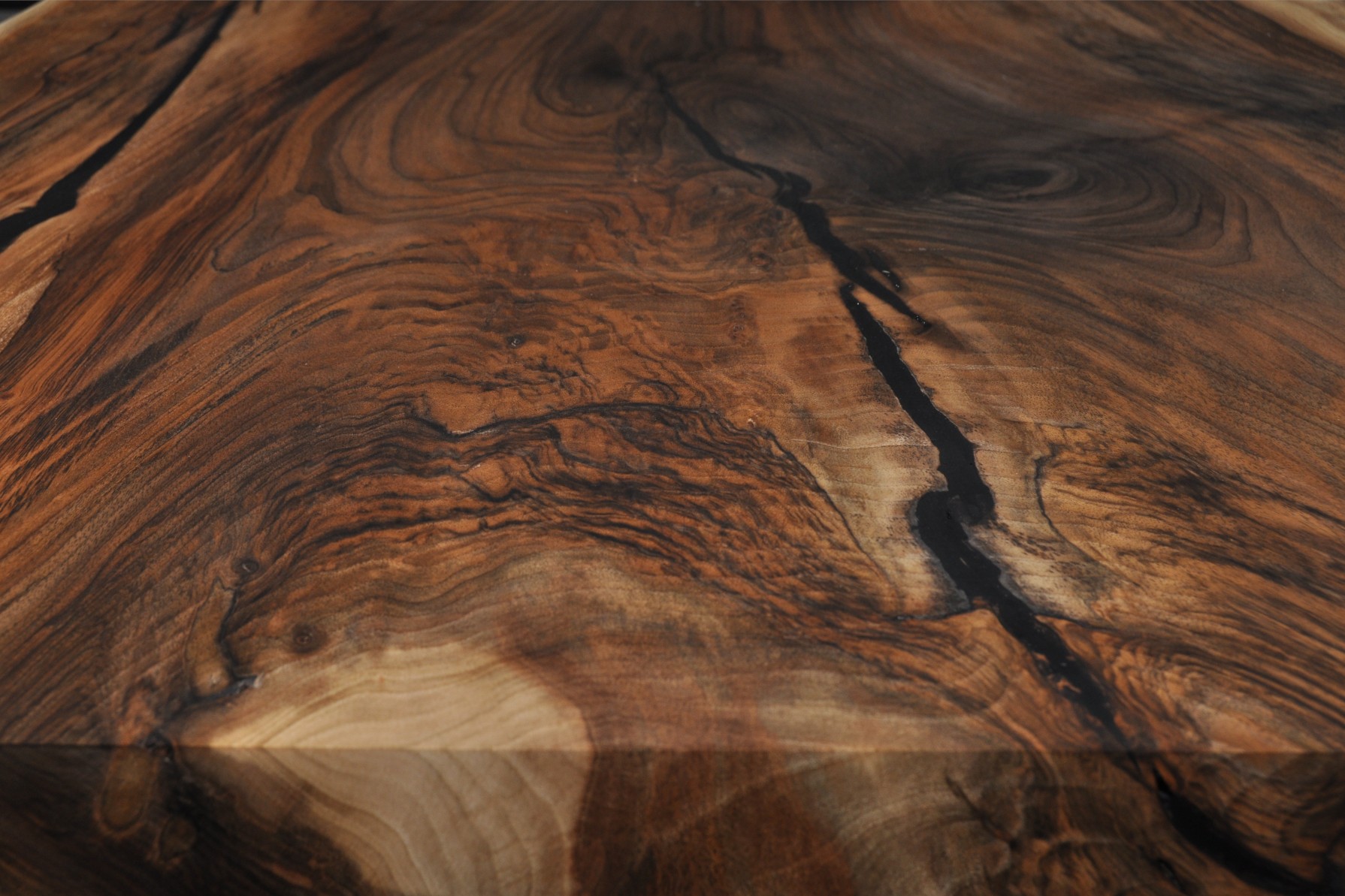 Bois massif local – veines naturelles